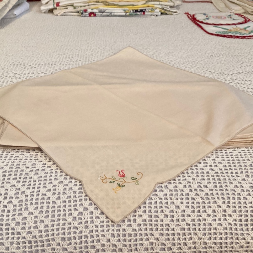 8 Vintage Linen Cotton mix Napkins. Embroidery Flower pattern in one corner - Picture 2 of 3